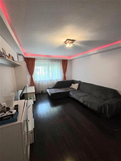 Apartament cu 3 camere decomandat, mobilat în Far