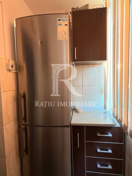 Apartament cu 2 camere semidecomandat, mobilat în Decebal