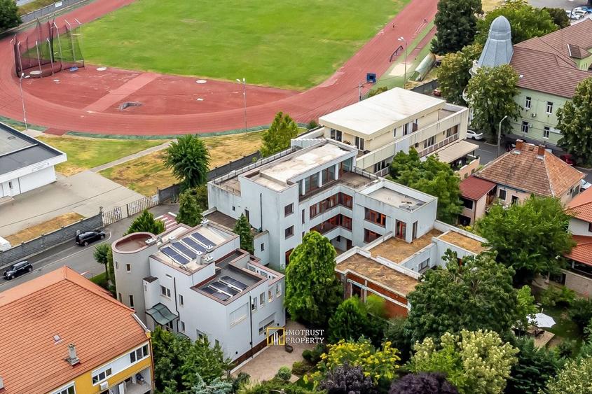 Casă individuală cu 15 camere cu Piscina în Boul Roșu
