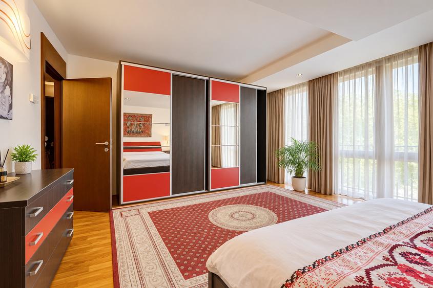 Apartament cu 4 camere decomandat în Băneasa