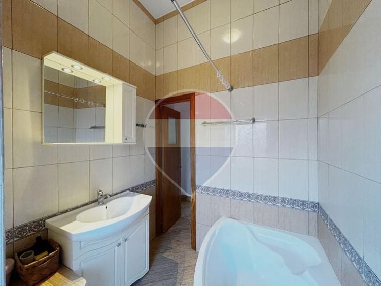 Apartament cu 3 camere semidecomandat, mobilat în Primăverii