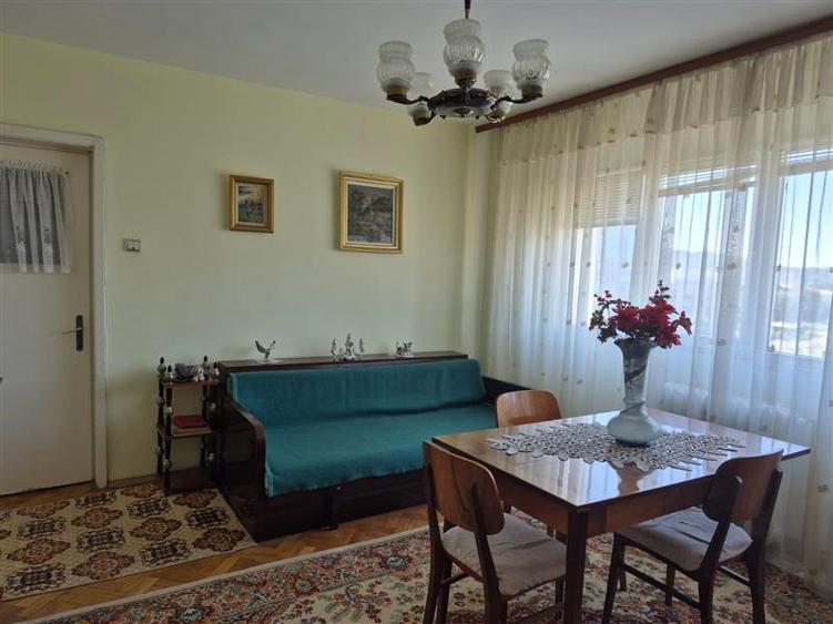Apartament cu 3 camere semidecomandat în Podu Roș