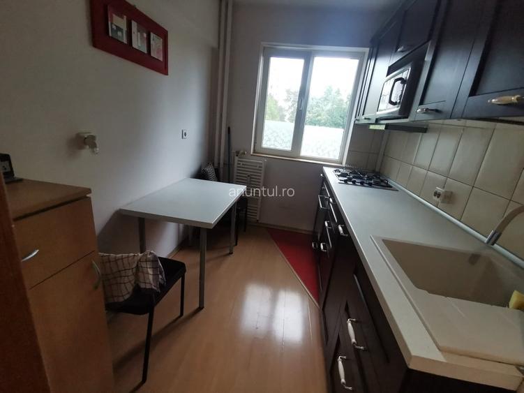 Apartament cu 3 camere semidecomandat în 1 Mai
