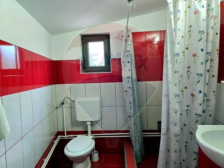 Casă individuală cu 4 camere cu Teren 889 Mp în Central