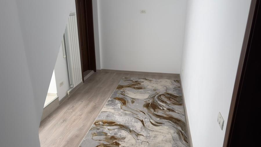 Apartament cu 3 camere decomandat în Peninsula