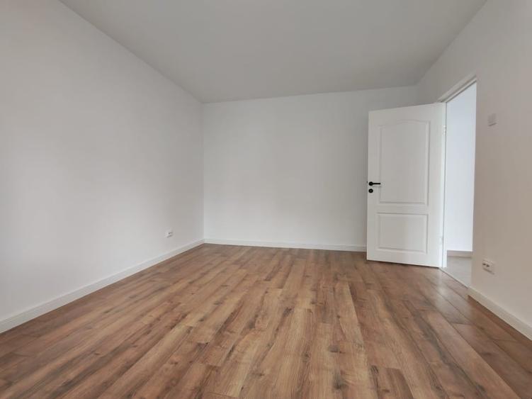 Apartament cu 3 camere semidecomandat în Titan