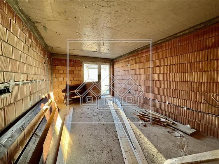 Casă individuală cu 7 camere cu Teren 727 Mp în Central