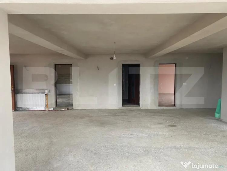 Casă cu 5 camere cu Teren 7100 Mp în Central