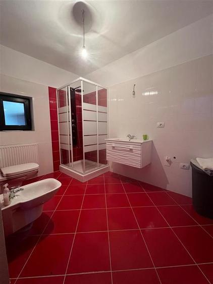 Casă individuală cu 5 camere cu Canalizare în Central
