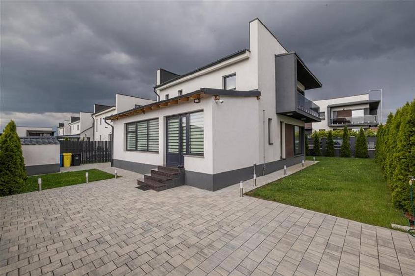 Casă cu 4 camere cu Teren 390 Mp în Sânpetru