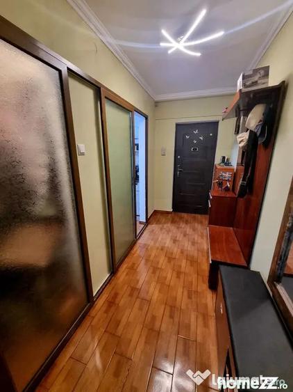 Apartament cu 3 camere semidecomandat în Peninsula