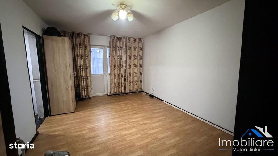 Apartament 3 camere de vanzare Petrosani, Piata Dacia, Etaj 2 - 1