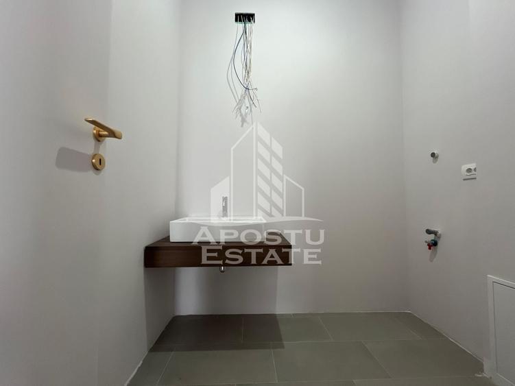 Penthouse cu 4 camere semidecomandat în Torontalului