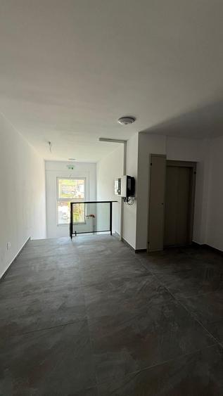 Apartament cu 3 camere semidecomandat în Florești