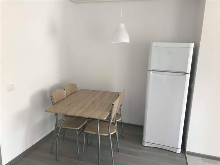 Apartament cu 2 camere semidecomandat, mobilat în Tractorul