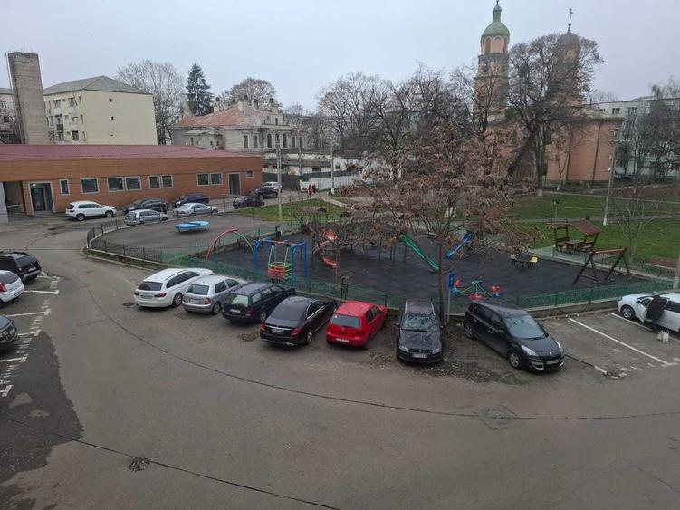 Apartament cu 3 camere decomandat în Ultracentral