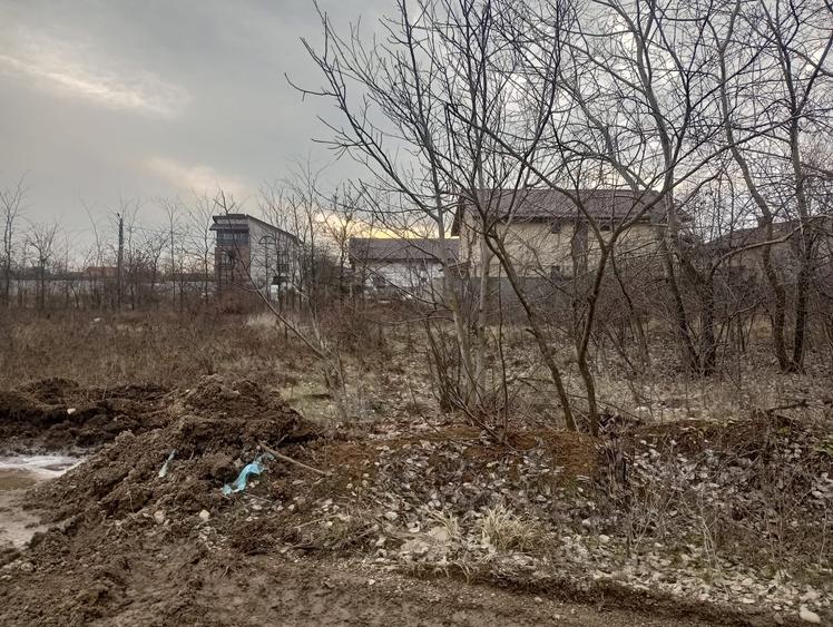 Teren agricol intravilan de 1300 mp, în Est