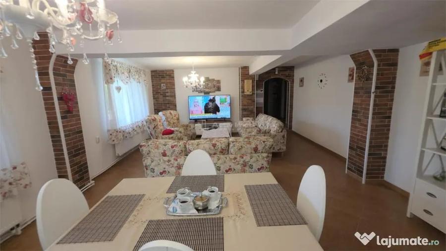 Casă cu 8 camere cu Teren 342 Mp în Central