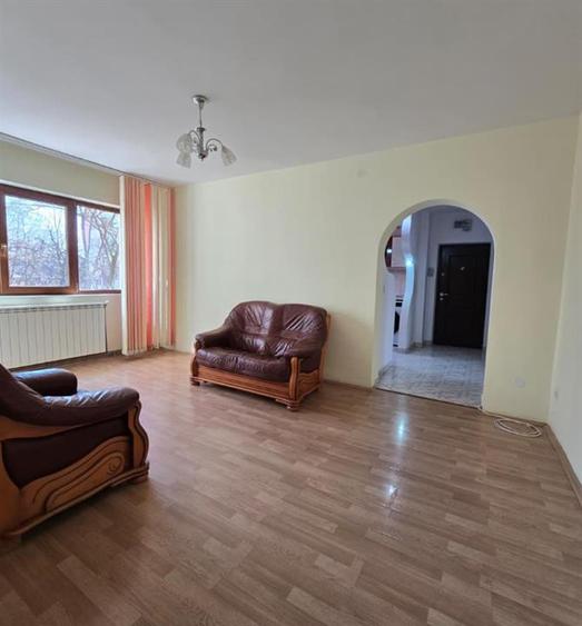 Apartament cu 3 camere decomandat în Podu Roș