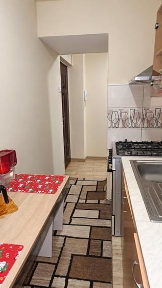 Apartament cu 2 camere semidecomandat, mobilat în Craiovița Nouă