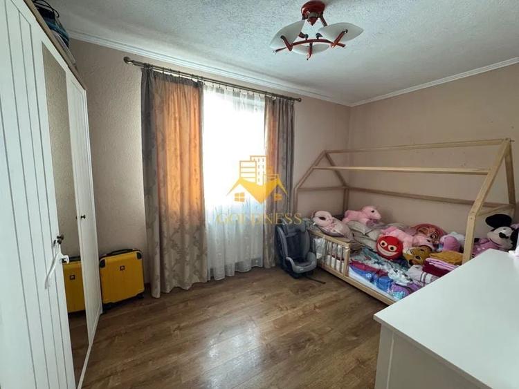 Apartament cu 3 camere semidecomandat, mobilat în Central