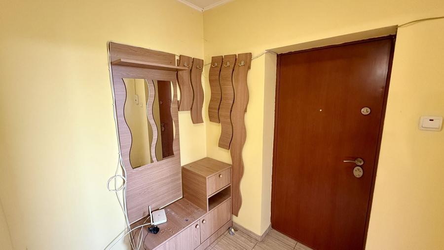 Apartament cu 3 camere semidecomandat în Gorjului