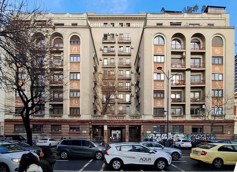 Apartament cu 4 camere semidecomandat, mobilat în P-ța Romană