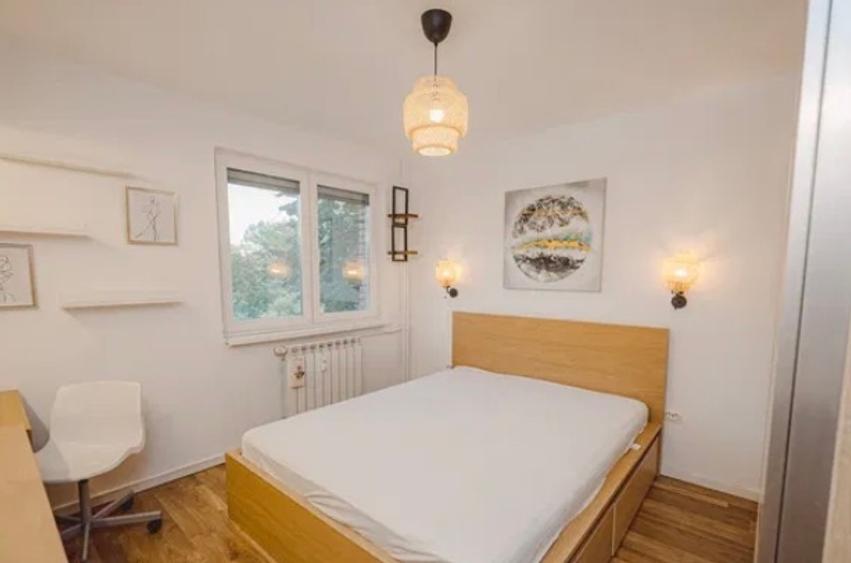 Apartament cu 3 camere semidecomandat, mobilat în Costin Georgian