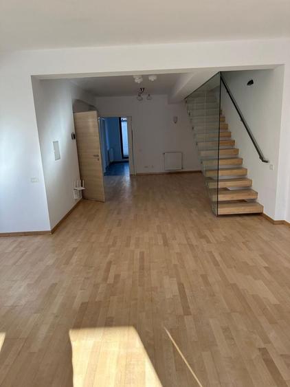 Apartament cu 4 camere semidecomandat în Capitale