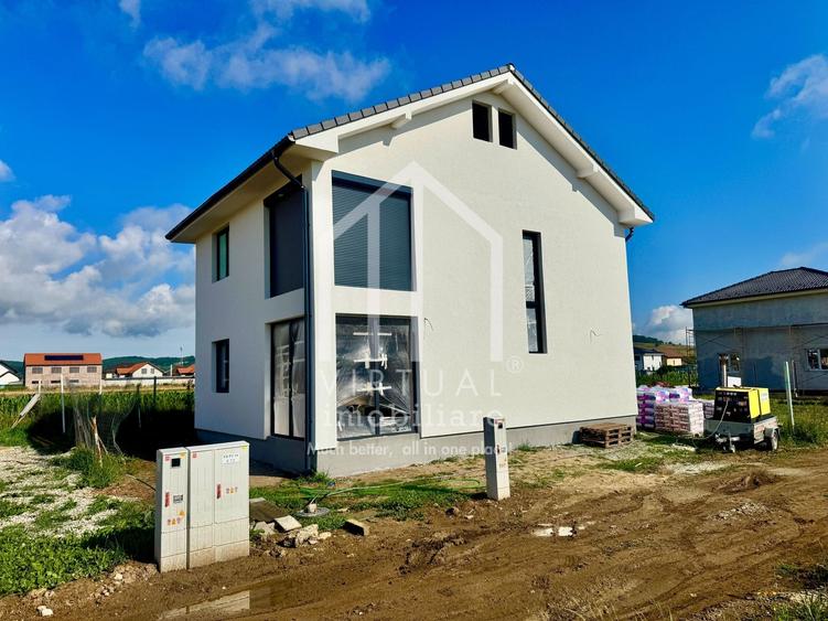 Casă individuală cu 4 camere cu Canalizare în Cristian