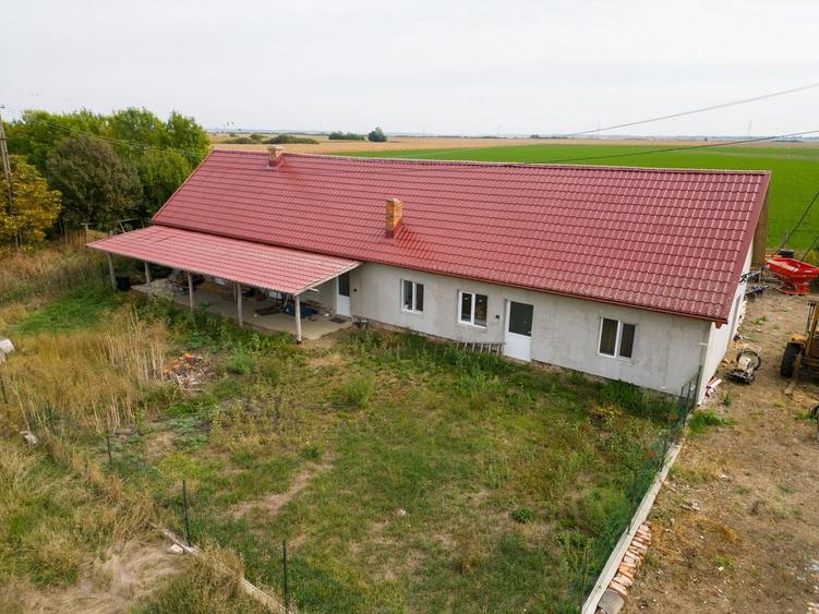Casă individuală cu 7 camere cu Teren 13418 Mp în Exterior Est