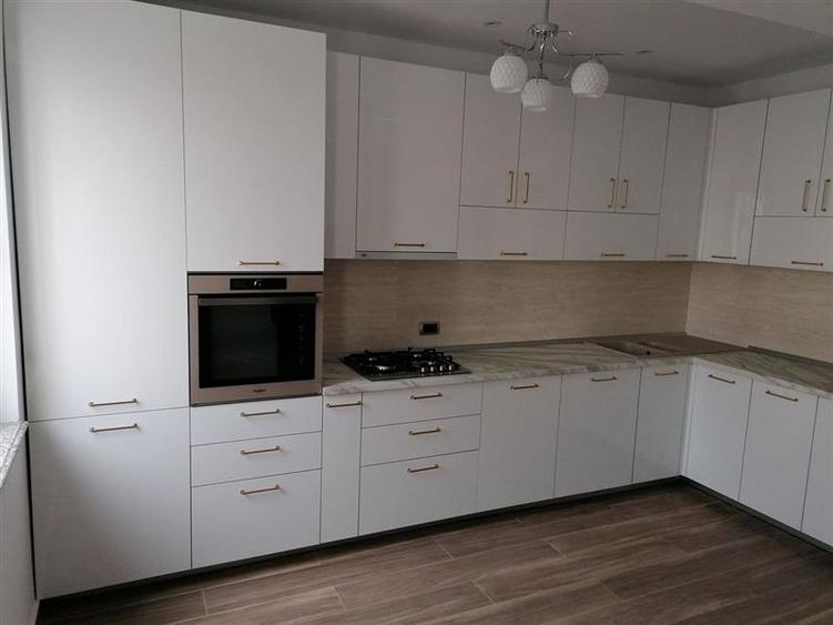 Apartament cu 3 camere decomandat în Tractorul