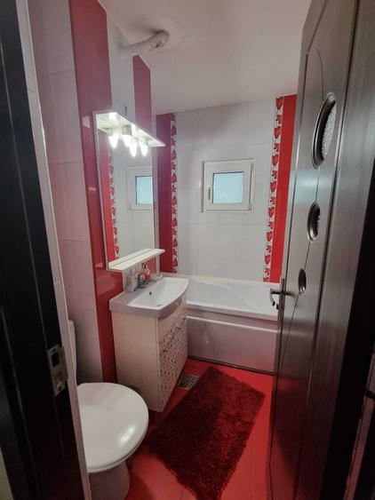 Apartament cu 3 camere semidecomandat în Craiovița Nouă