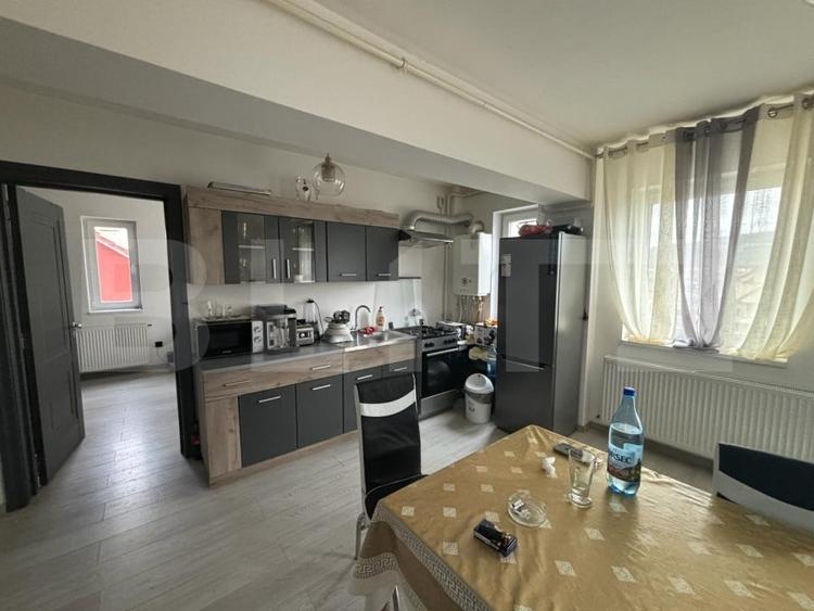Apartament cu 3 camere semidecomandat, mobilat în Calea Moldovei