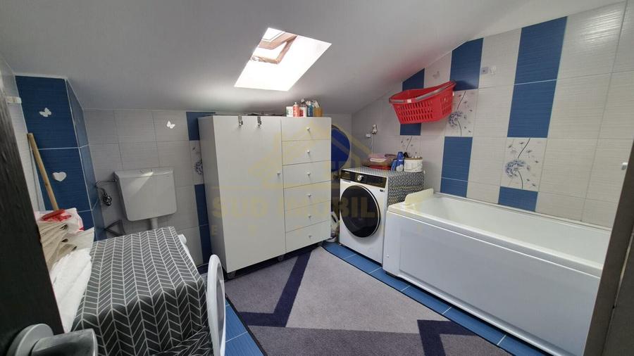 Apartament cu 3 camere semidecomandat, mobilat în Central