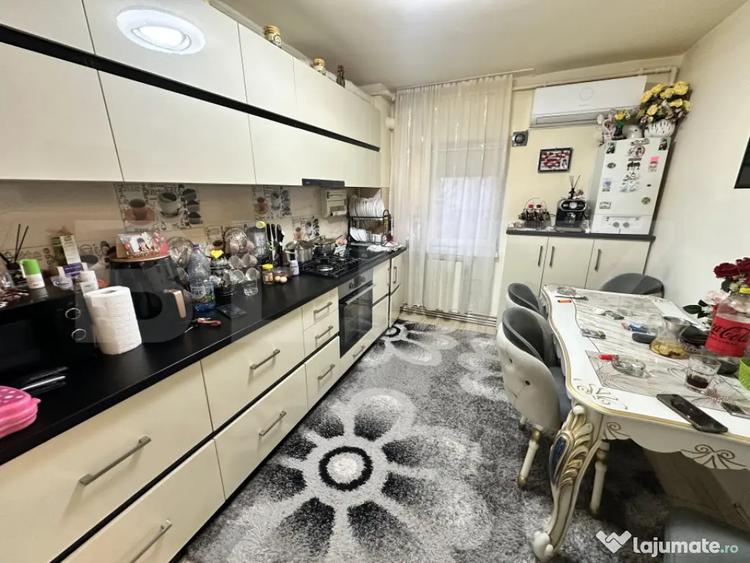 Apartament cu 3 camere decomandat în Central