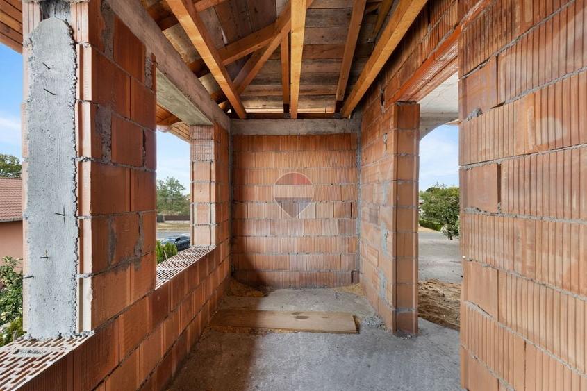 Casă individuală cu 5 camere cu Teren 1468 Mp în Semlac