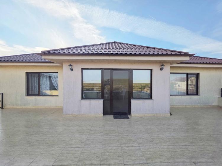 Casă individuală cu 6 camere cu Garaj în Corbu