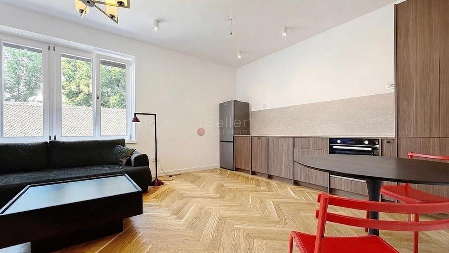 Apartament cu 3 camere semidecomandat, mobilat în Central