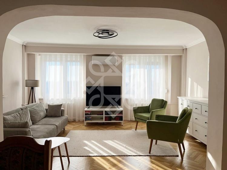 Apartament cu 4 camere semidecomandat, mobilat în Ultracentral