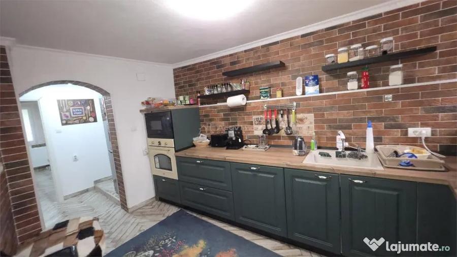 Casă cu 8 camere cu Teren 342 Mp în Central