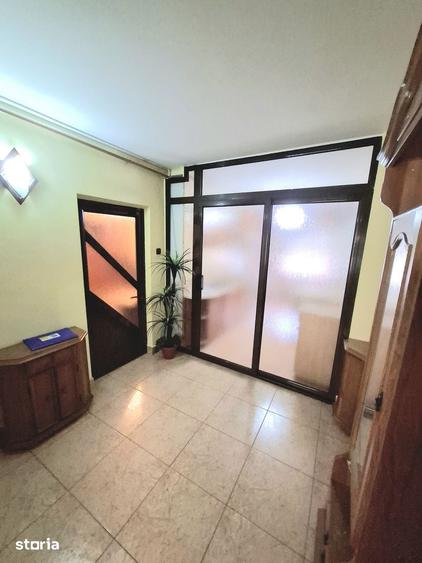 Apartament cu 4 camere decomandat, mobilat în Central