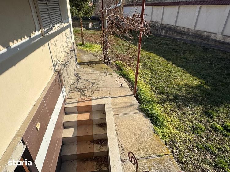 Casă cu 3 camere cu Teren 1200 Mp în Central