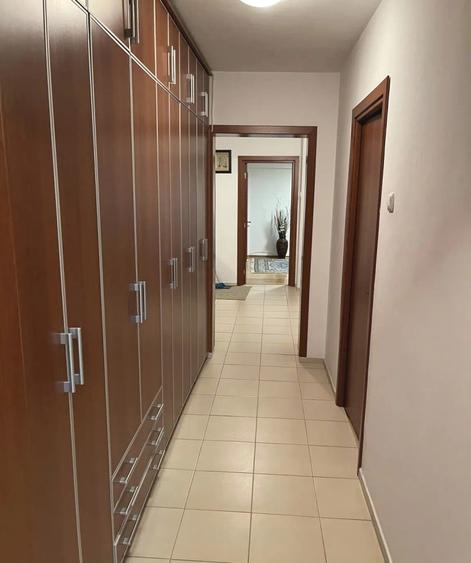 Apartament cu 3 camere semidecomandat în Universitate
