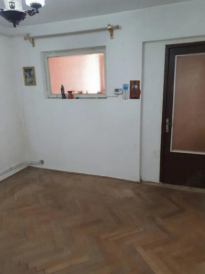 Apartament cu 4 camere semidecomandat în Mărăței