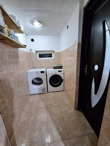 Casă individuală cu 5 camere cu Teren 7000 Mp în Central