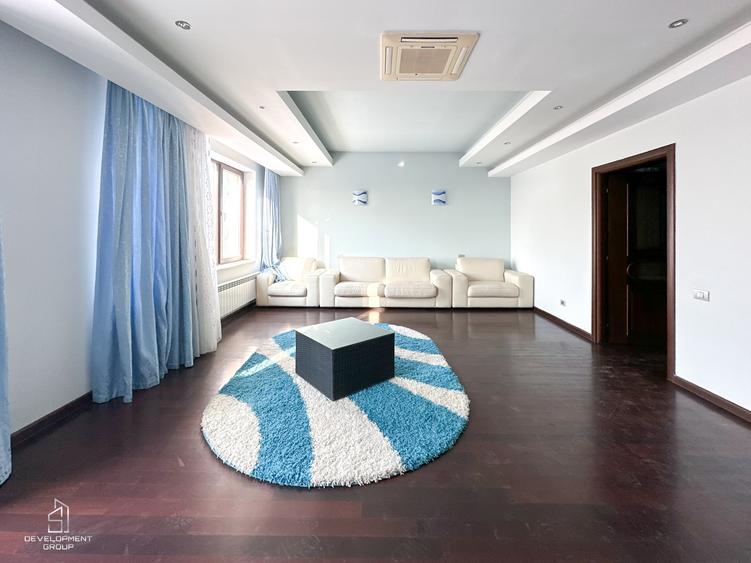 Duplex cu 11 camere cu Garaj în Central