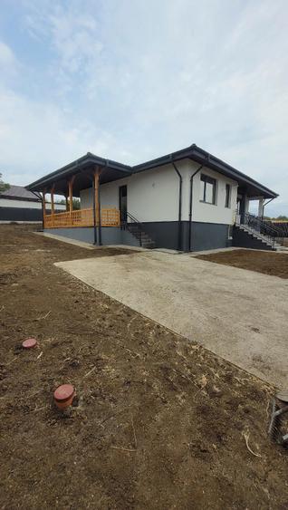 Casă cu 2 camere cu Teren 650 Mp în Chicerea