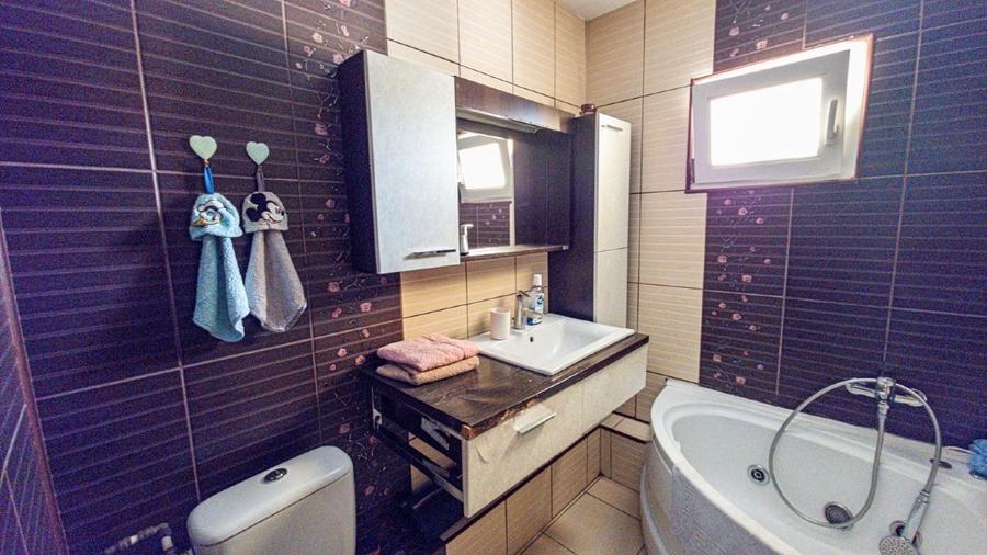 Apartament cu 3 camere semidecomandat, mobilat în Titan