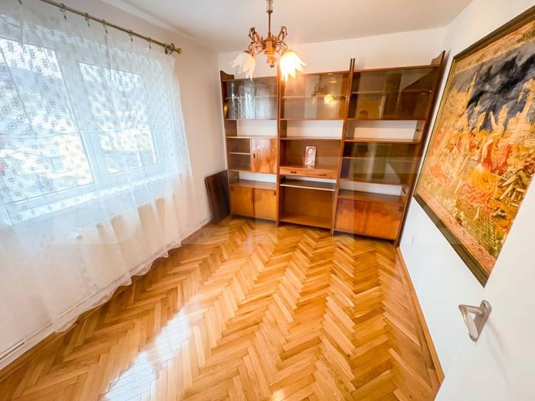 Apartament cu 4 camere semidecomandat, mobilat în Piața Centrală